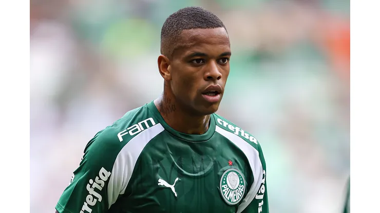 Caio Paulista jogador do Palmeiras durante aquecimento antes da partida contra o São Paulo no estádio Mineirão pelo campeonato Supercopa 2024. Lateral sofre pressão no rival. Foto: Gilson Lobo/AGIF