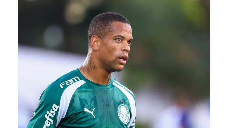 Caio Paulista jogador do Palmeiras durante partida contra o Santo Andre no estadio Bruno Jose Daniel pelo campeonato Paulista 2024. Lateral já está sofrendo pressão. Foto: Marcello Zambrana/AGIF