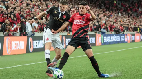 PR – CURITIBA – 25/11/2023 – BRASILEIRO A 2023, ATHLETICO-PR X VASCO – Lucas Esquivel jogador do Athletico-PR disputa lance com Vegetti jogador do Vasco durante partida no estadio Arena da Baixada pelo campeonato Brasileiro A 2023. Foto: Robson Mafra/AGIF