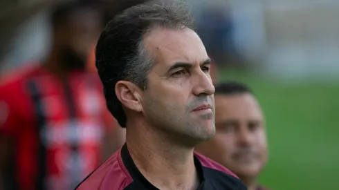 Léo Condé durante confronto contra o Cruzeiro no Campeonato Brasileiro de 2024.