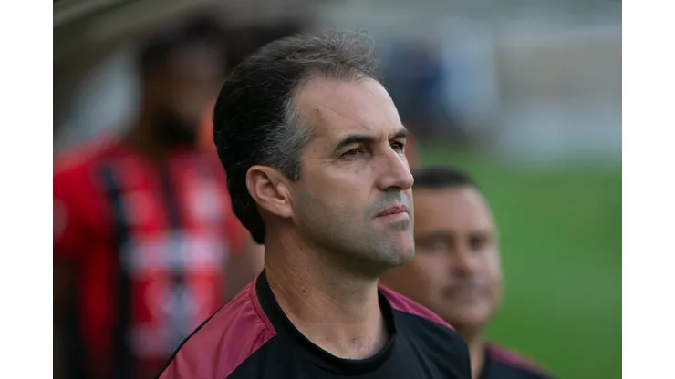 Léo Condé durante confronto contra o Cruzeiro no Campeonato Brasileiro de 2024.