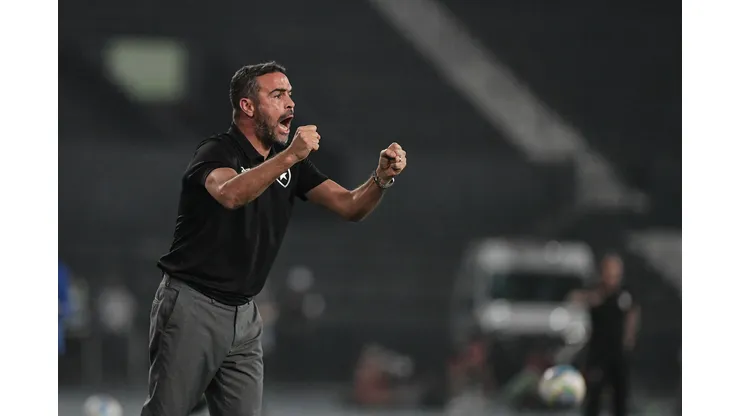 Artur Jorge caiu nas graças da torcida do Glorioso.