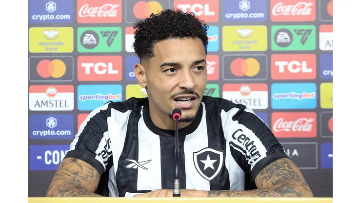 Foto: Vitor Silva/Botafogo - Gregore durante entrevista coletiva no Botafogo.