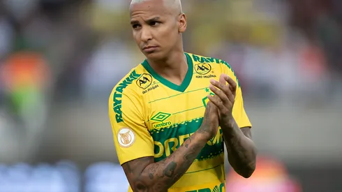 Deyverson jogador do Cuiabá durante execução do hino nacional antes da partida contra o São Paulo no estádio Arena Pantanal pelo campeonato Brasileiro A 2023. Atacante não deve fechar com o time mineiro. Foto: Gil Gomes/AGIF