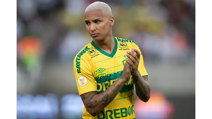 Deyverson jogador do Cuiabá durante execução do hino nacional antes da partida contra o São Paulo no estádio Arena Pantanal pelo campeonato Brasileiro A 2023. Atacante não deve fechar com o time mineiro. Foto: Gil Gomes/AGIF