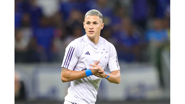 Mateus Vital durante aquecimento do Cruzeiro contra o Fluminense no Brasileirão de 2023.