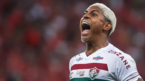 John Kennedy jogador do Fluminense comemora seu gol durante partida contra o Internacional no estádio Beira-Rio pelo campeonato Libertadores 2023. Atacante é pedido no Timão. Foto: Maxi Franzoi/AGIF