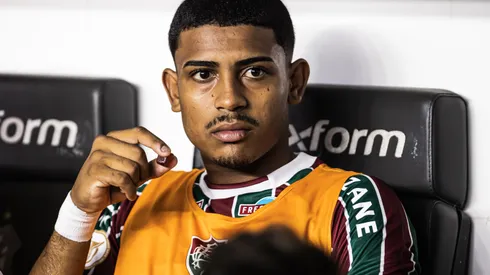 John Kennedy jogador do Fluminense durante partida contra o Santos no estadio Vila Belmiro pelo campeonato Brasileiro A 2023. Atacante é pedido no time gaúcho. Foto: Abner Dourado/AGIF