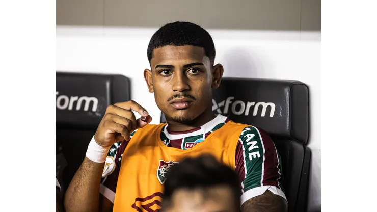 John Kennedy jogador do Fluminense durante partida contra o Santos no estadio Vila Belmiro pelo campeonato Brasileiro A 2023. Atacante é pedido no time gaúcho. Foto: Abner Dourado/AGIF