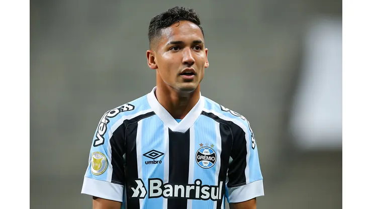Jhonata Robert jogador do Grêmio durante partida contra o Flamengo no estádio Arena do Grêmio pelo campeonato Brasileiro A 2021. Meia deve passar por nova cirurgia. Foto: Pedro H. Tesch/AGIF