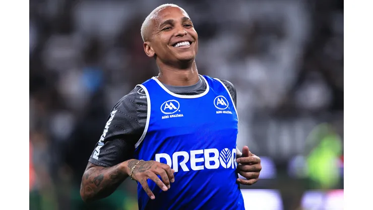 Deyverson jogador do Cuiaba durante aquecimento antes da partida contra o Corinthians no estadio Arena Corinthians pelo campeonato BRASILEIRO A 2023. Atacante deve chegar na Raposa. Foto: Ettore Chiereguini/AGIF
