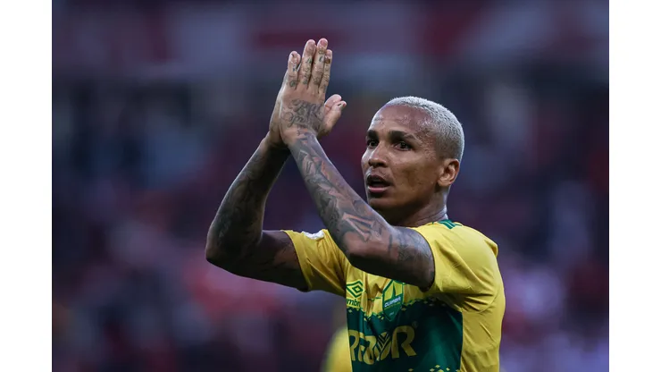 Deyverson jogador do Cuiaba comemora seu gol durante partida contra o Internacional no estadio Beira-Rio pelo campeonato Brasileiro A 2023. Atacante pode parar em adversário do Vasco. Foto: Maxi Franzoi/AGIF