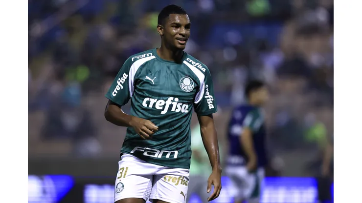 SP - BARUERI - 08/02/2024 - PAULISTA 2024, PALMEIRAS X ITUANO - Luis Guilherme jogador do Palmeiras durante aquecimento antes da partida contra o Ituano no estadio Arena Barueri pelo campeonato Paulista 2024. Foto: Marcello Zambrana/AGIF