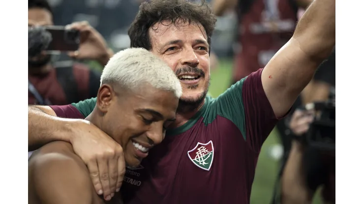 RJ - RIO DE JANEIRO - 04/11/2023 - LIBERTADORES 2023, BOCA JUNIORS X FLUMINENSE - John Kennedy jogador do Fluminense comemora titulo com Fernando Diniz tecnico da sua equipe apos a partida contra o Boca Juniors no estadio Maracana pelo campeonato Libertadores 2023. Foto: Jorge Rodrigues/AGIF