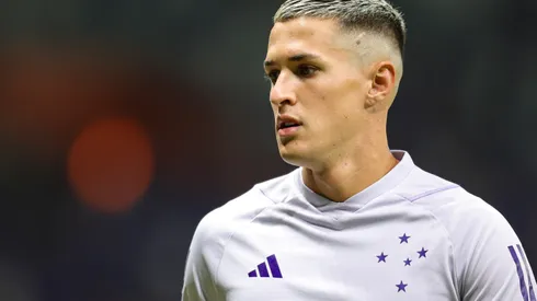 Mateus Vital em aquecimento antes de confronto contra o Fluminense no Brasileiro de 2023.