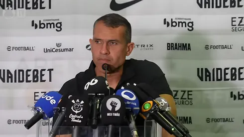 Bruno Lazaroni, auxiliar técnico durante coletiva de imprensa pós jogo. Foto: Reprodução Corinthians TV