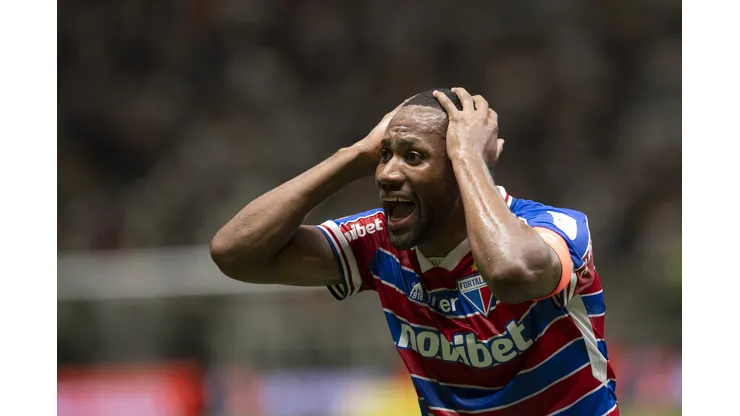 Tinga jogador do Fortaleza reclama com a arbitragem durante partida contra o Atletico-MG no estAdio Arena MRV pelo campeonato Brasileiro A 2023. Alessandra Torres/AGIF