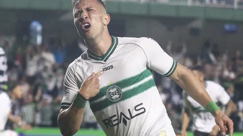 Matheus Frizzo jogador do Coritiba comemora seu gol durante partida contra o Operario no estadio Couto Pereira pelo campeonato Paranaense 2024. Gabriel Machado/AGIF