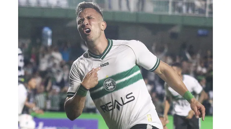 Matheus Frizzo jogador do Coritiba comemora seu gol durante partida contra o Operario no estadio Couto Pereira pelo campeonato Paranaense 2024. Gabriel Machado/AGIF
