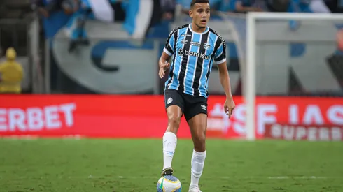 Gustavo Martins durante confronto confronto contra o Athletico-PR no Brasileirão de 2024.