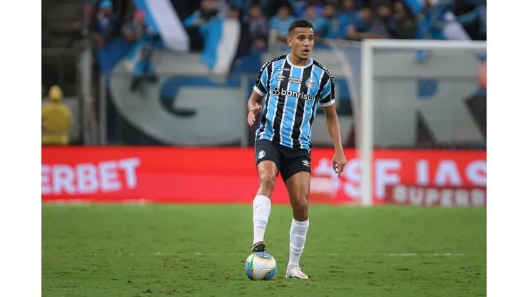 Gustavo Martins durante confronto confronto contra o Athletico-PR no Brasileirão de 2024.