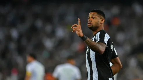 Júnior Santos vem se destacando pelo Botafogo – Foto: Thiago Ribeiro/AGIF