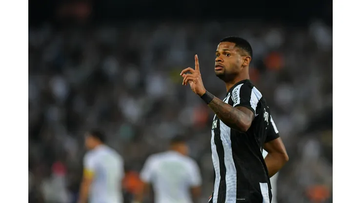 Júnior Santos vem se destacando pelo Botafogo - Foto: Thiago Ribeiro/AGIF