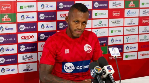 Matheus Santos em entrevista coletiva com a camisa do Náutico. Foto: Gabriel França / CNC