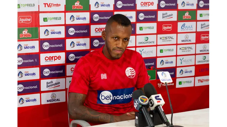 Matheus Santos em entrevista coletiva com a camisa do Náutico. Foto: Gabriel França / CNC