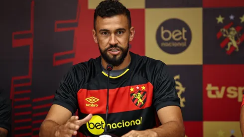 Foto: @paulopaivafoto /@sportrecife – Luciano Castán em entrevista coletiva no Sport.