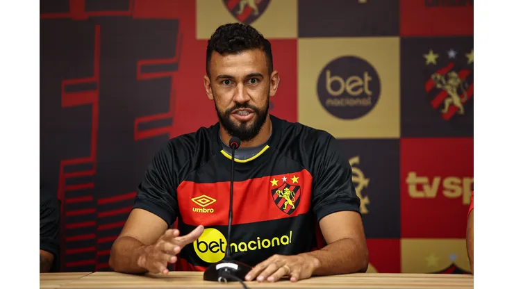 Foto: @paulopaivafoto /@sportrecife - Luciano Castán em entrevista coletiva no Sport.