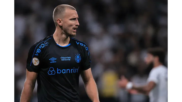 Rodrigo Ely jogador do Grêmio durante partida contra o Corinthians no estádio Arena Corinthians pelo campeonato Brasileiro A 2023. Zagueiro sofre com a torcida gremista. Foto: Ettore Chiereguini/AGIF