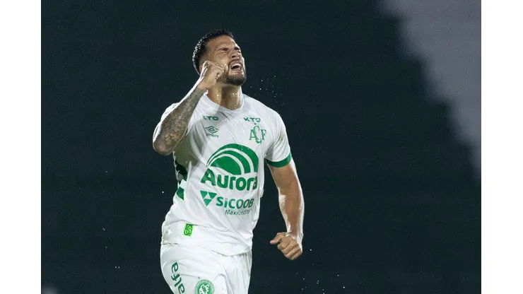 Bruno Leonardo jogador do Chapecoense comemora seu gol durante partida contra o Guarani no estadio Brinco de Ouro pelo campeonato Brasileiro B 2024. Diogo Reis/AGIF