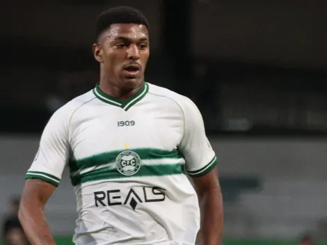 Brandão quebra tabu dentro do Coritiba: “Primeira coisa que fiz foi olhar para o bandeirinha”