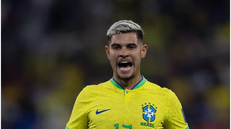 Bruno Guimarães durante confronto contra a Suiça na Copa do Mundo de 2022.