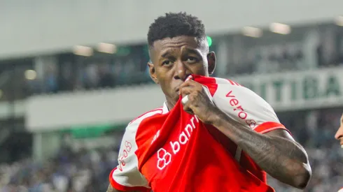 Vitao jogador do Internacional comemora seu gol durante partida contra o Gremio no estadio Couto Pereira pelo campeonato Brasileiro A 2024.
