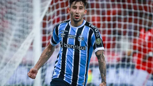 RS – PORTO ALEGRE – 25/02/2024 – GAUCHO 2024, INTERNACIONAL X GREMIO – Mathias Villasanti jogador do Gremio comemora seu gol durante partida contra o Internacional no estadio Beira-Rio pelo campeonato Gaucho 2024. Foto: Maxi Franzoi/AGIF