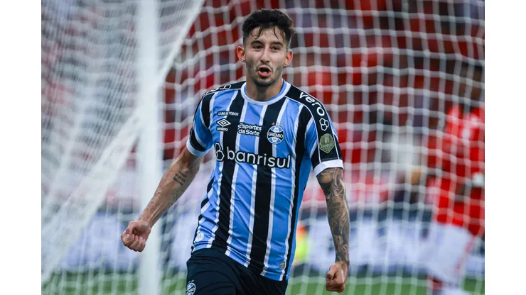 RS - PORTO ALEGRE - 25/02/2024 - GAUCHO 2024, INTERNACIONAL X GREMIO - Mathias Villasanti jogador do Gremio comemora seu gol durante partida contra o Internacional no estadio Beira-Rio pelo campeonato Gaucho 2024. Foto: Maxi Franzoi/AGIF