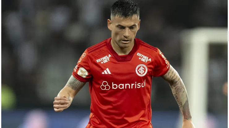 Aránguiz durante confronto contra o Botafogo no Campeonato Brasileiro 2023.