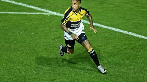 Matheusinho do Criciúma em campo contra o Bahia (DiaEsportivo / Alamy Stock Photo)