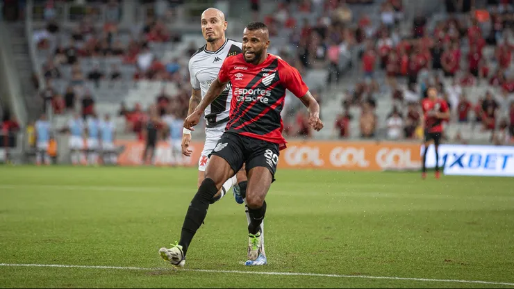 Corinthians faz proposta para fechar com Alex Santana, do Athletico Paranaense (Imagem: Luis Garcia/AGIF)