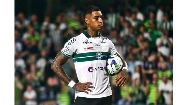 Alef Manga durante confronto contra o Sport na Copa do Brasil 2023.