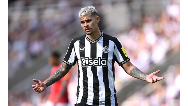 Bruno Guimarães durante confronto contra o Brighton na Premier League.