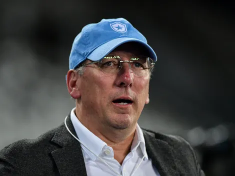 John Textor mantém cautela sobre contratação de Thiago Almada