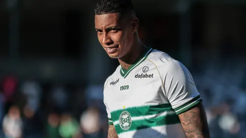 Alef Manga durante confronto contra o Santos no Brasileirão Série A 2023.