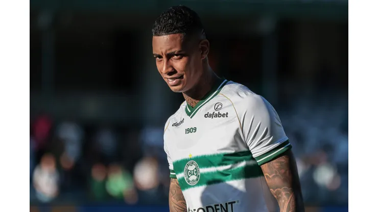 Alef Manga durante confronto contra o Santos no Brasileirão Série A 2023.