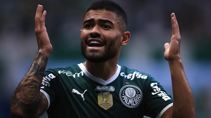 Bruno Tabata jogador do Palmeiras reclama com a arbitragem durante partida contra o Sao Paulo no estadio Arena Allianz Parque pelo campeonato Paulista 2023.