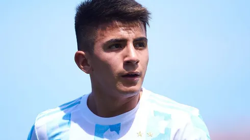 Thiago Almada, meia que está na mira do Botafogo, atuando pela Argentina.