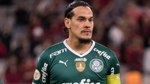 Gustavo Gómez jogador do Palmeiras durante execucao do hino nacional antes da partida contra o Athletico-PR no estadio Arena da Baixada pelo campeonato Brasileiro A 2022. Defensor virou banco do Paraguai.