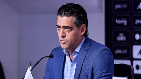 O dirigente Paulo Bracks fala aos jornalistas durante apresentação oficial de Dimitri Payet como jogador do Vasco em coletiva de imprensa realizada no São Januário.